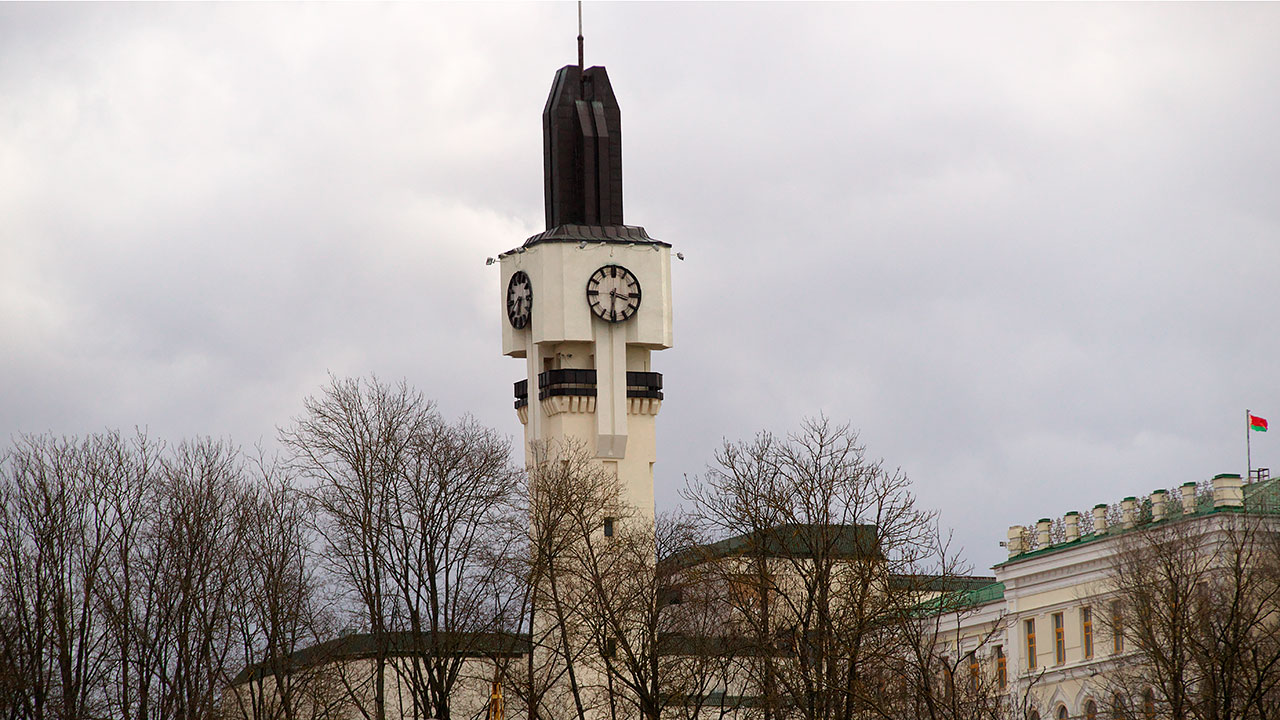 Башенные часы Витебского облисполкома показывают время на час вперед. Фото Сергея Серебро