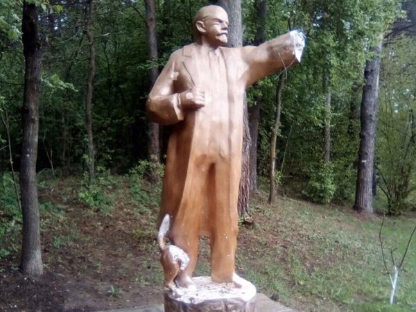 Поврежденная скульптура Ленина. Фото vk.com/vit212