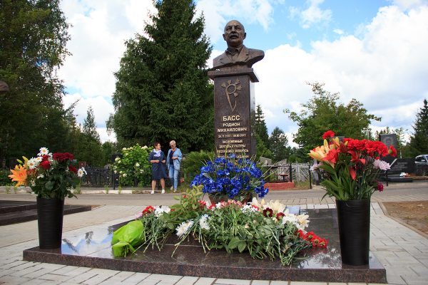В Витебске открыли надмогильный памятник Родиону Бассу - первому директору «Славянского базара». Фото Игоря Матвеева