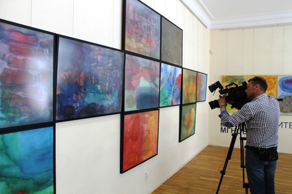 Выставка абстрактных композиций Байбы Приедите открылась в Витебске. Фото Юрия Шепелева
