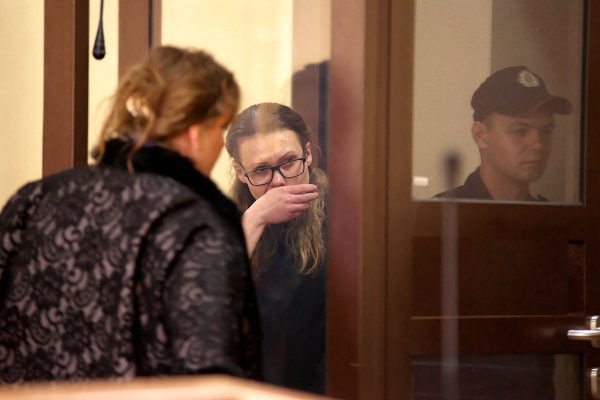 Марта Казарина плачет в судебной клетке после оглашения приговора, она осуждена на 17 лет. Фото Сергея Серебро