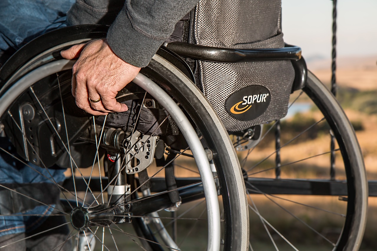 Инвалидная коляска, инвалидное кресло. Фото pixabay.com