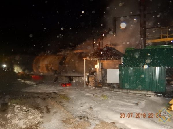 Горящий битум тушили на одном из предприятий Новополоцка. Фото МЧС