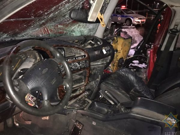 Легковушка врезалась в фонарный столб в Лучосе, водитель смог выбраться сам, а его пассажирка осталась заблокированной в машине. Фото МЧС
