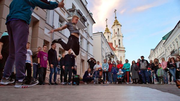 Молодежь танцует хип-хоп на улице Суворова на фоне Воскресенской церкви. Фото Сергея Серебро