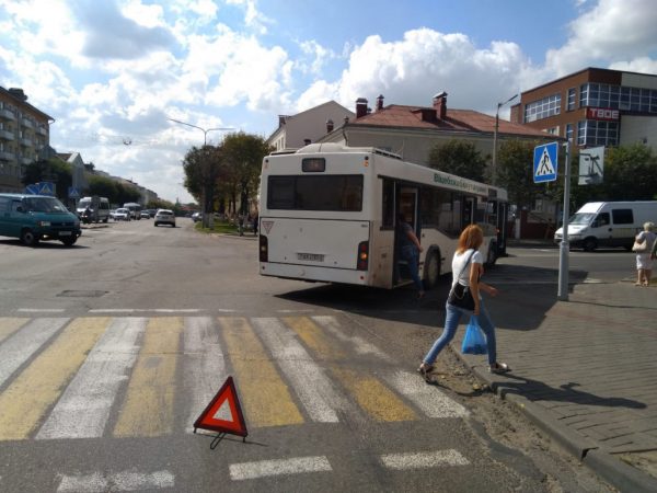 Городской автобус сбил пенсионерку, переходившую улицу в Орше. Фото ГАИ