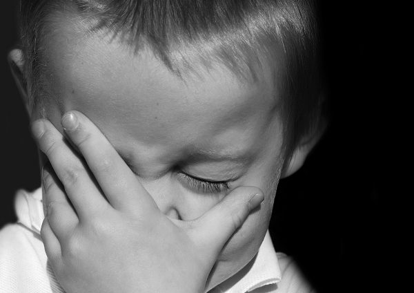 Ребенок плачет, мальчик плачет. Фото pixabay.com