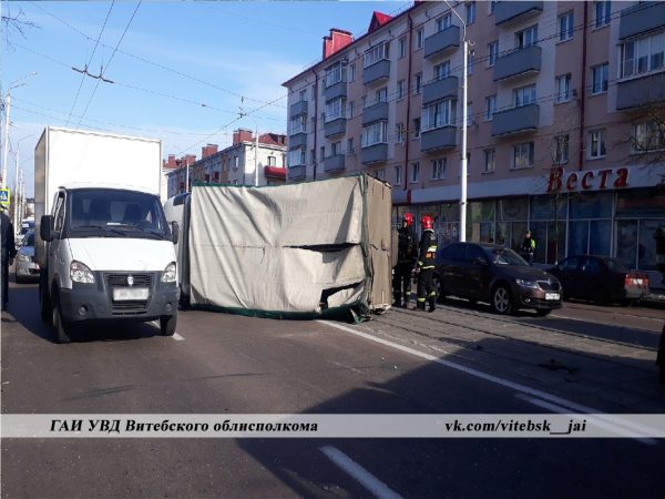 После столкновения с грузовиком микроавтобус вылетел на тротуар на проспекте Черняховского в Витебске. Фото ГАИ
