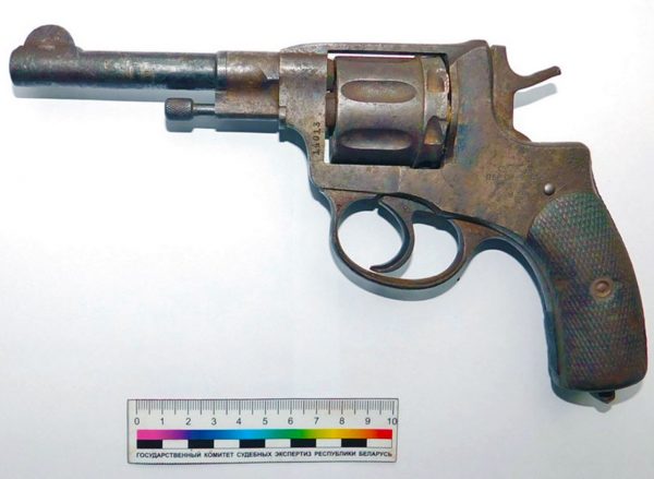 Револьвер «Наган» первых годов выпуска СССР нашли при разборе дома в Сенно. Фото Государственного комитета судебных экспертиз