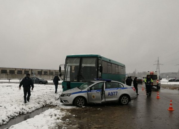 Милицейская машина влетела под автобус в Новополоцке, милиционеров доставали спасатели. Фото ГАИ