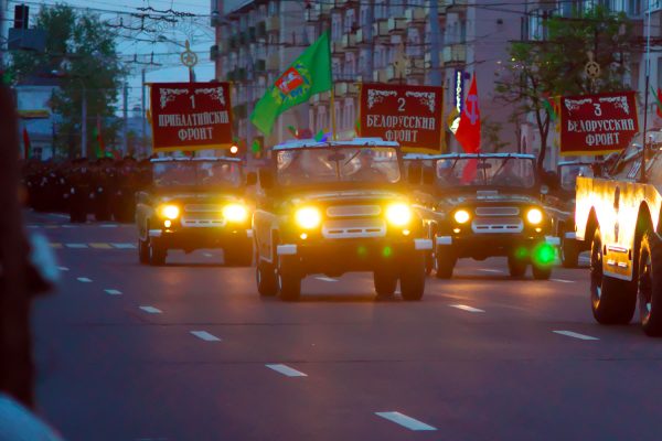 Флаг Витебской области с Погоней в время подготовки парада Победы в 2012 году. Фото Сергея Серебро