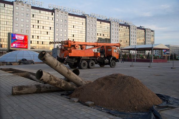 Подготовка к сооружению доски почета Витебска и Витебской области. Фото Игоря Матвеева