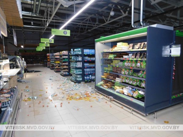 Разгром в местном торговом центре устроил 35-летний житель Орши, он нанес ущерб на 6000 рублей. Фото МВД