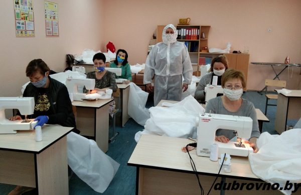 С 10 апреля пошив одноразовых медицинских комбинезонов для врачей местной больницы начали в средней школе №1 в Дубровно. Фото www.dubrovno.by
