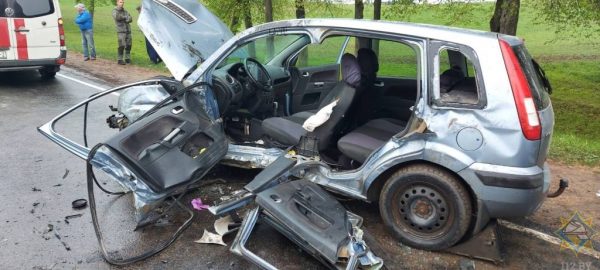 Две легковушки столкнулись под Хайсами в Витебском районе, водителя «Ford» освобождали спасатели. Фото МЧС