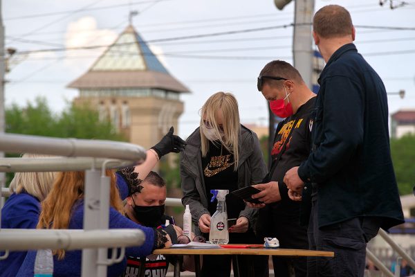 В Витебске появились первые пикеты по сбору подписей за выдвижение кандидатов в президенты.  Фото Сергея Серебро