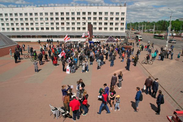 Огромная очередь во время сбора подписей за выдвижение кандидатов в президенты в Витебске. Фото Сергея Серебро