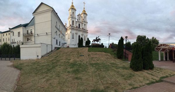 Уложенный в центре Витебска перед приездом Александр Лукашенко газон вскоре засох. Фото Сергея Серебро