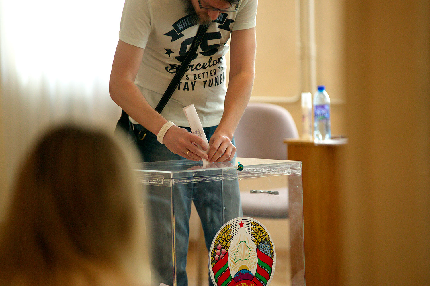 Белые браслеты, бюллетени трубочкой и наблюдатели под крыльцом — как в Витебске прошли президентские выборы. Фото Сергея Серебро