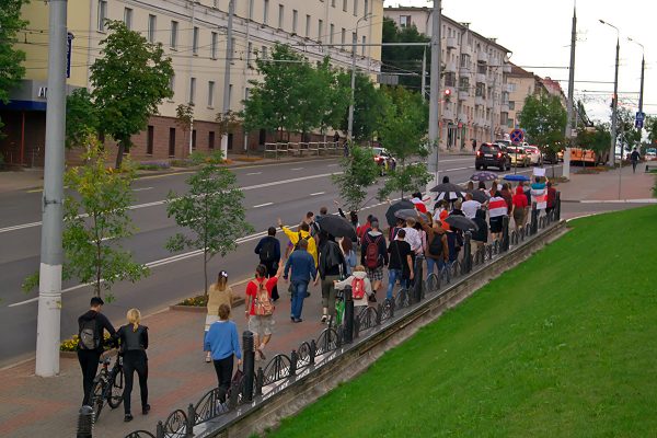 Милиция разогнала мирное шествие горожан на проспекте Фрунзе в  Витебске. Фото Сергея Серебро