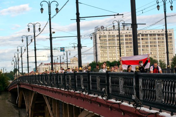 Колонна на мосту Кирова. Фото Сергея Серебро