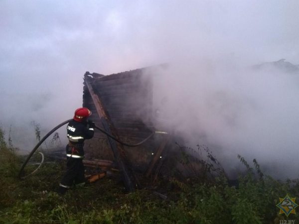 Гроза в середине сентября: под Браславом молния сожгла дом. Фото МЧС