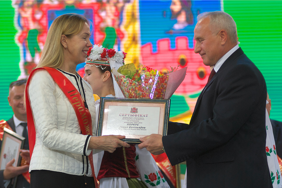 Анна Норкус получает награду из рук Николая Шерстнева. Фото Сергея Серебро