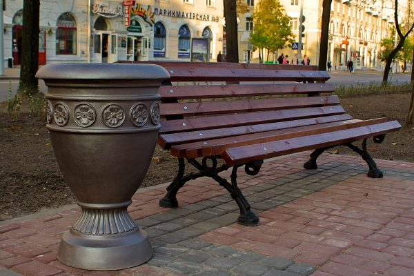 Новые скамейки и урны. Фото Сергея Серебро