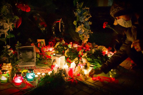 В память об убитом Романе Бондаренко продолжают нести цветы и свечи к памятнику воинам-интернационалистам в Витебске. Фото Сергея Серебро