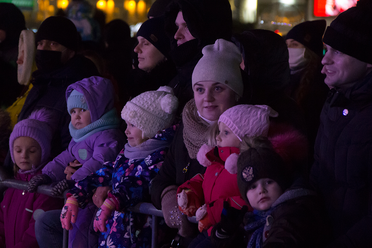 В Витебске на площади Победы 18 декабря торжественно зажгли огни на главной ёлке области. Фото Игоря Матвеева