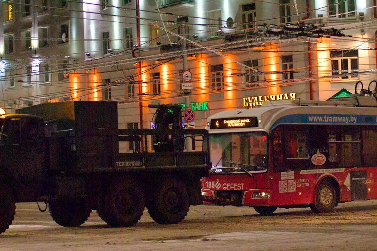 Техничка утаскивает остановившийся троллейбус. фото Сергея Серебро
