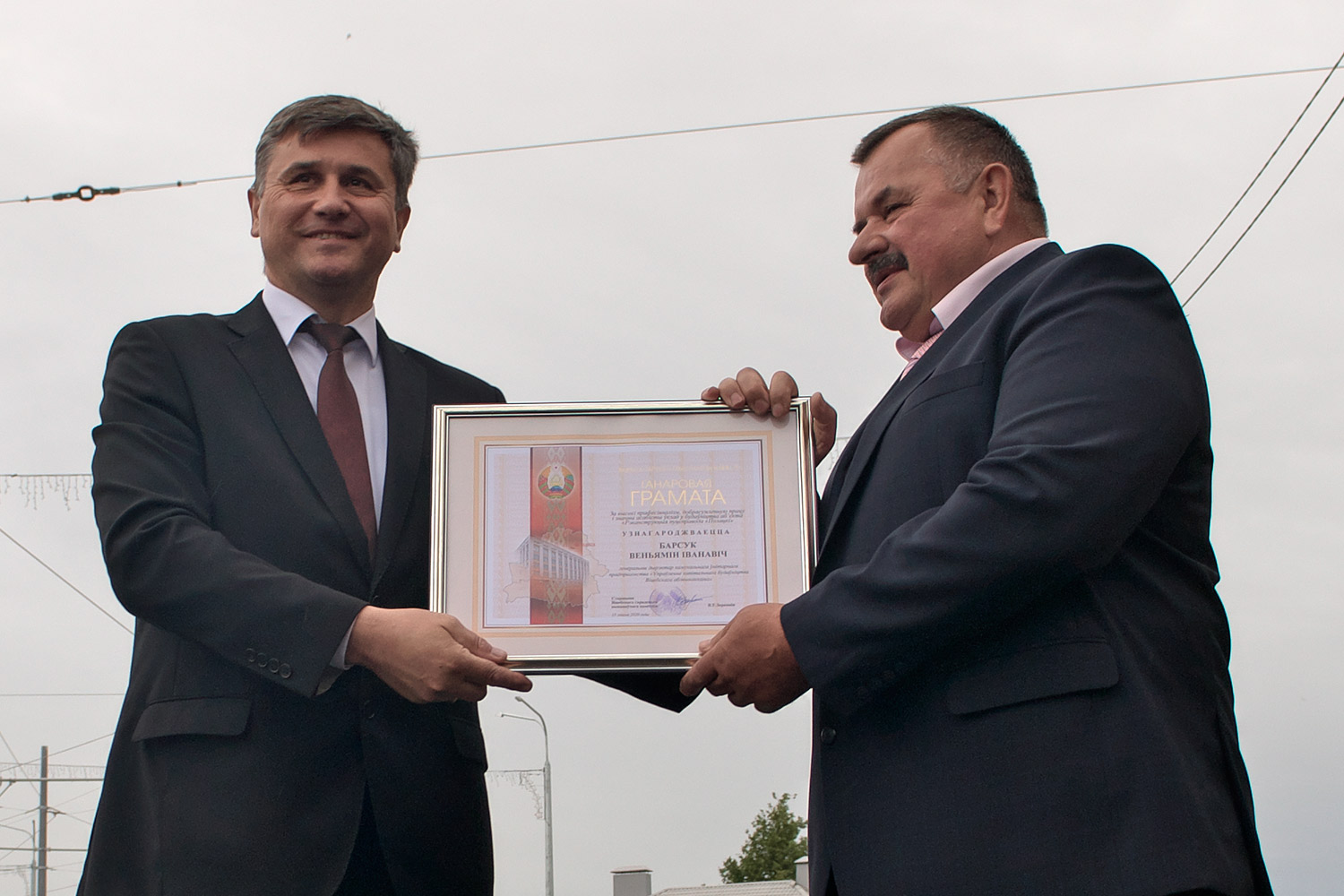 Веньямин Барсуков получает грамоту из рук мэра Вадима Зарянкина. Фото Сергея Серебро