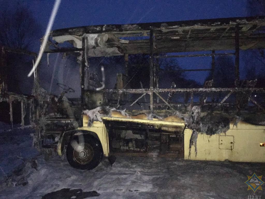 Рейсовый автобус сгорел недалеко от Новолукомля. Фото МЧС