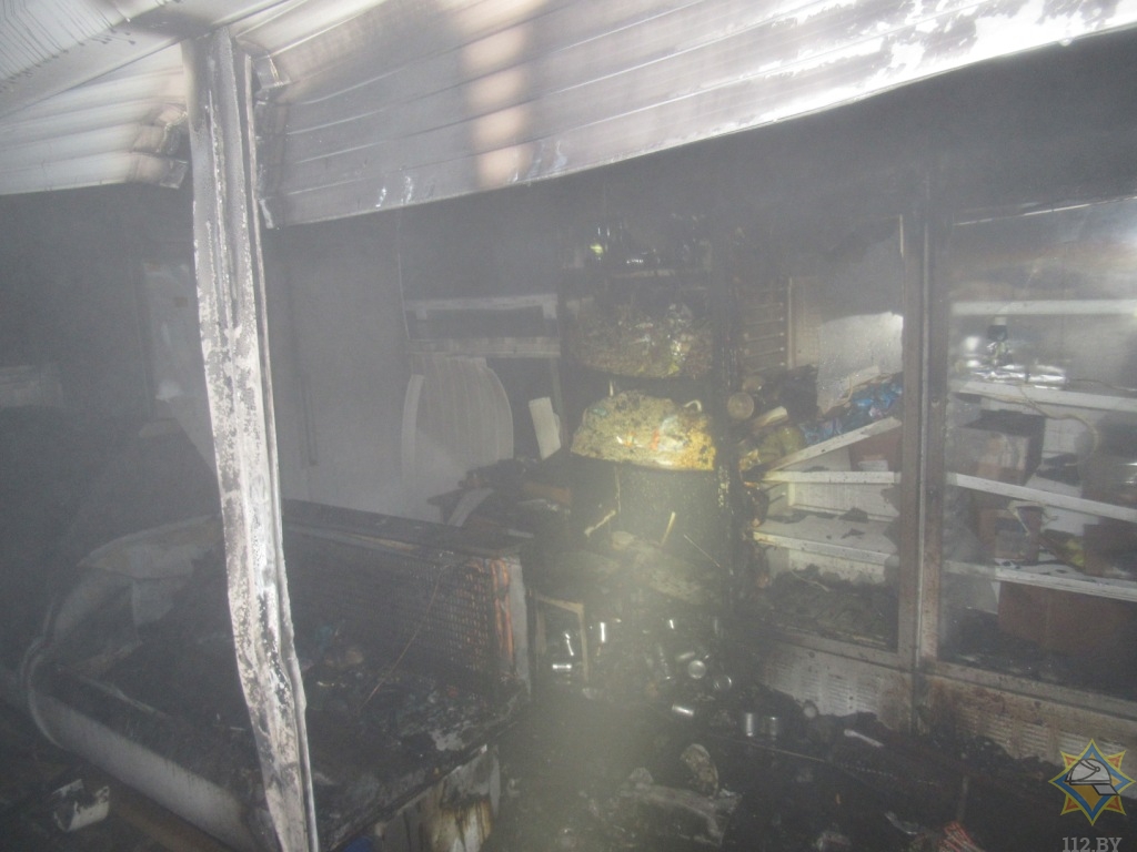 В Новополоцке горел рынок «Дисна», его пытался потушить сторож, но отступил перед огнем. Фото МЧС