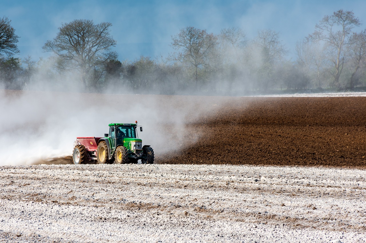 Трактор вносит удобрения на поля. Фото pixabay.com