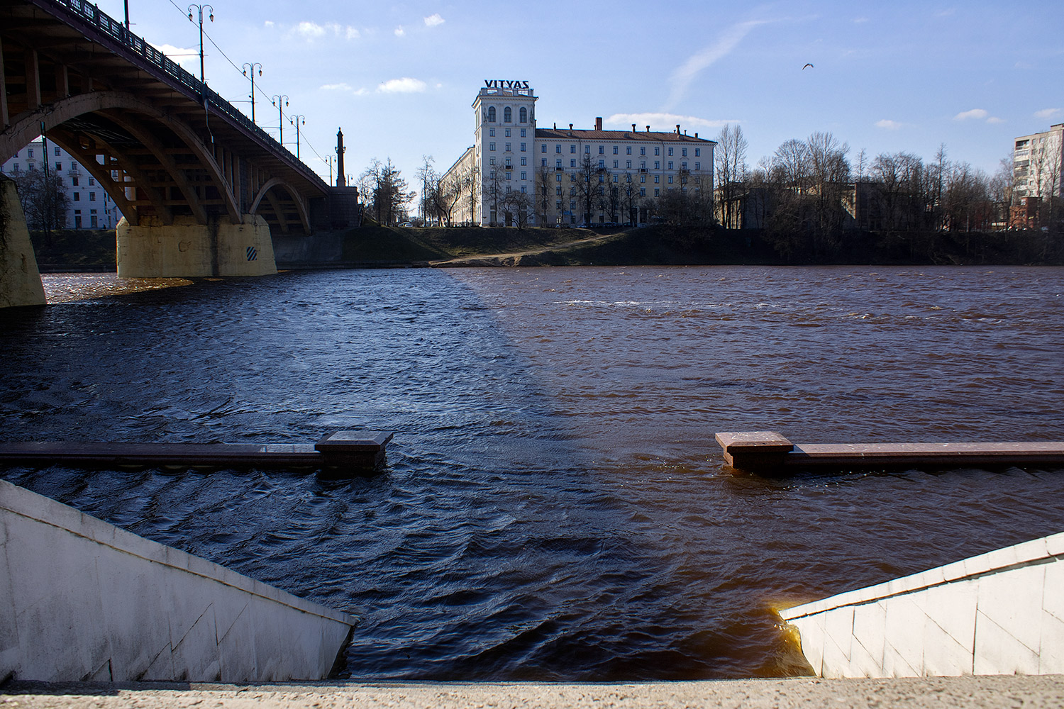 затопленная набережная у Кировского моста в Витебске во время весеннего паводка на Двине. Фото Сергея Серебро