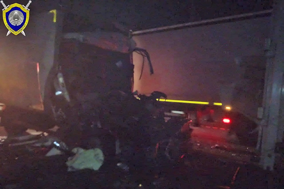 Четыре человека погибли в Дубровенском районе в результате столкновения грузовика с колонной большегрузных автомобилей, ожидающих проезда через белорусcко-российскую границу. Фото СК