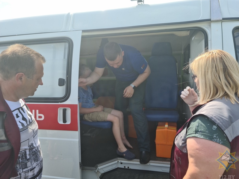 В Докшицах ребенок застрял ногой в велосипеде, освободить мальчика смогли только спасатели. Фото МЧС
