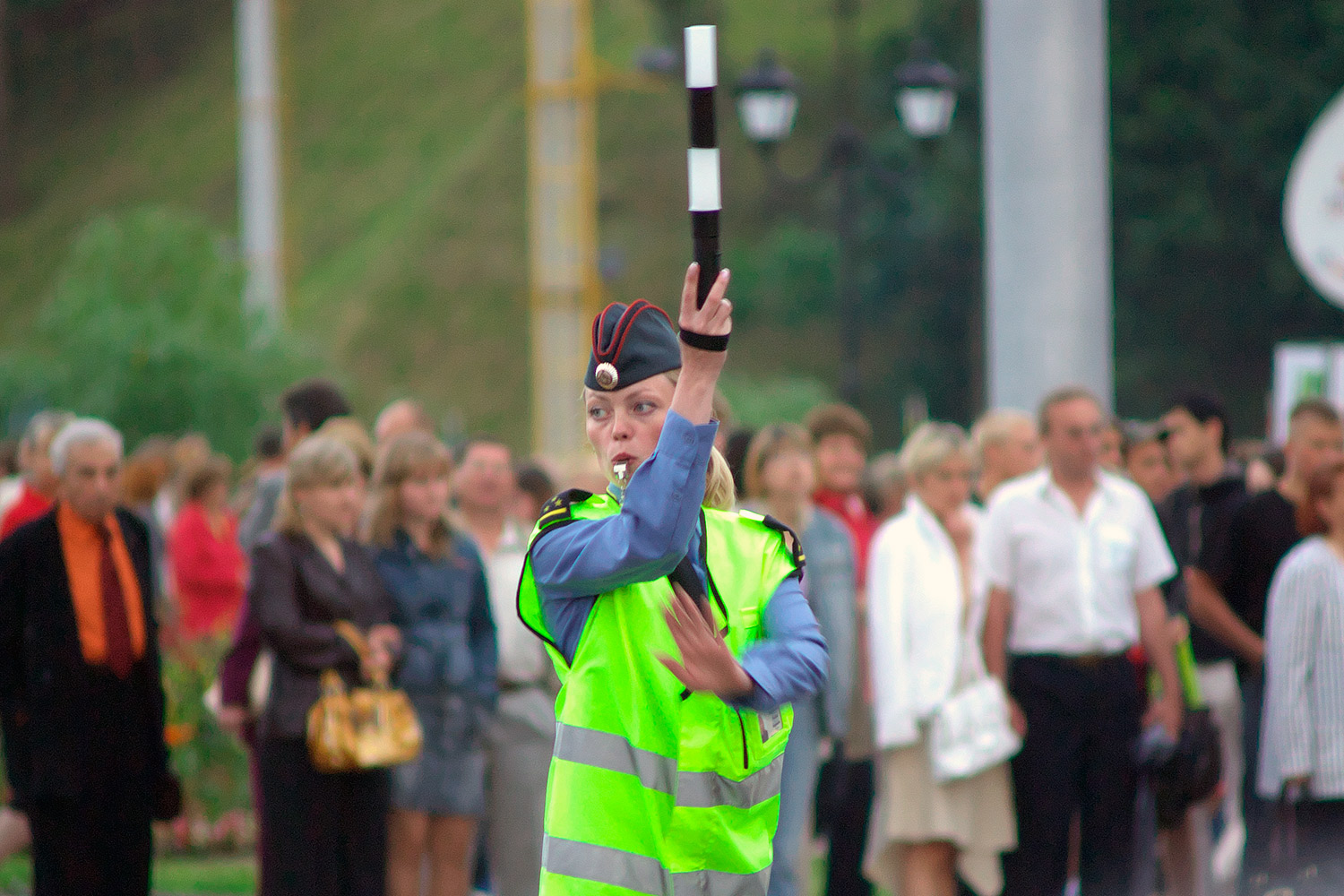 Инспектор ГАИ девушка-регулировщица в Витебске. 2008 год. Фото Сергея Серебро