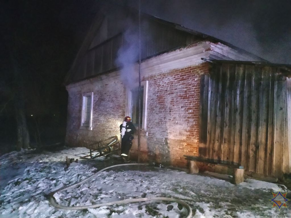В канун Нового года в Ушачском районе на пожарах погибли два человека, еще одного успели спасти. Фото МЧС